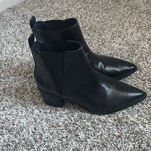 Gently worn size 7 1/2 Forever 21 Chelsea boot w/ heel.